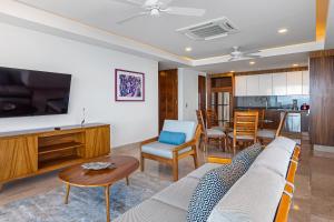 Luxurious 6th-floor condo with pool, oceanfront balcony & water view