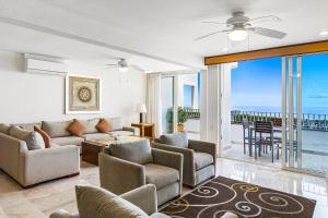 Elegant bayview suite with terrace access, full kitchen, pool, hot tub & gym