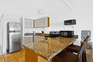 Stylish apartment near beach & dining with pool, hot tub, tennis, & large patio