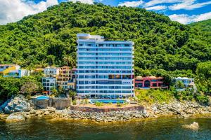 Luxurious 1st-floor condo with pool, oceanfront balcony & water view