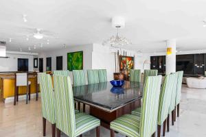 Elegant multi-level penthouse with rooftop Jacuzzi, bay views, pool & game room