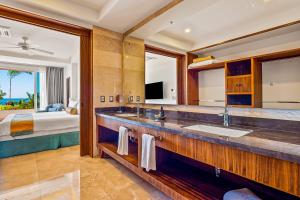 Luxurious 1st-floor condo with pool, oceanfront balcony & water view