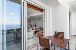 Elegant bayview suite with terrace access, full kitchen, pool, hot tub & gym