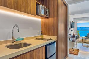 Oceanfront studio with infinity pool, breathtaking views & beach access