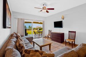Stylish apartment near beach & dining with pool, hot tub, tennis, & large patio