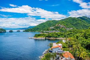 Luxurious 1st-floor condo with pool, oceanfront balcony & water view