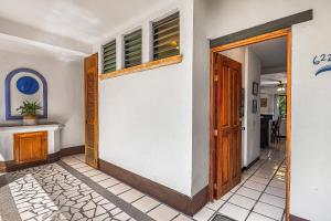 Cozy apartment w balcony, pool views, free Wifi