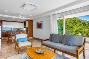 Luxe 8th-floor condo with endless ocean views, pool, spa & balcony
