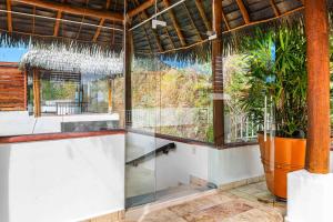 Elegant multi-level penthouse with rooftop Jacuzzi, bay views, pool & game room