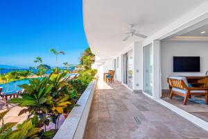 Luxurious 1st-floor condo with pool, oceanfront balcony & water view
