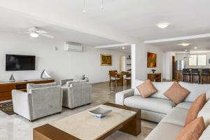 Elegant bayview suite with terrace access, full kitchen, pool, hot tub & gym