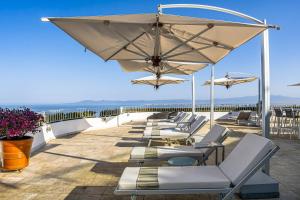 Stunning oceanview suite with cliffside infinity pool, terrace & gourmet kitchen