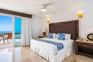 Elegant multi-level penthouse with rooftop Jacuzzi, bay views, pool & game room