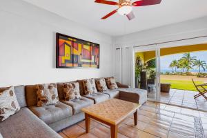 Stylish apartment near beach & dining with pool, hot tub, tennis, & large patio