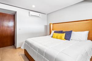 Luxury apartment with infinity pool, ocean views, balcony & easy downtown access