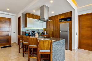 Stylish waterfront condo with amazing pool, hot tub & balcony