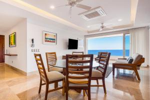 Luxurious condo with huge, oceanfront balcony, pool & pool spa