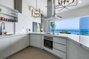 Dog-friendly ocean view penthouse & studio with a full kitchen & kitchenette
