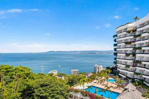 Spacious oceanview suite with heated pool, hot tub & terraces for lounging