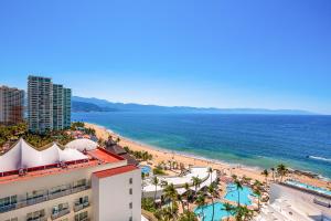 Tropical & modern condo with scenic balcony, hot tub, pool - amazing views