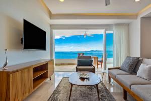 Stylish waterfront condo with amazing pool, hot tub & balcony