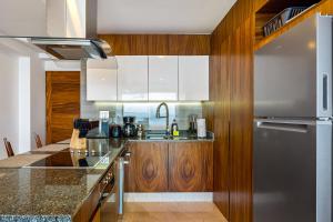 Stylish waterfront condo with amazing pool, hot tub & balcony