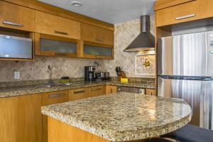 Stylish beach condo with private balcony, pool, AC and fitness room