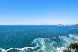 Impressive 8th-floor oceanfront condo with water views, hot tub & pool