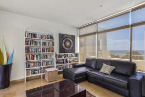 Stylish beach condo with private balcony, pool, AC and fitness room