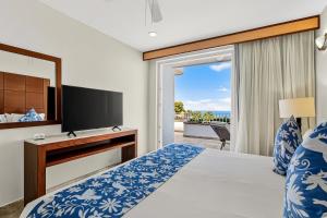 Spacious oceanview suite with heated pool, hot tub & terraces for lounging