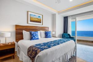 Luxurious condo with huge, oceanfront balcony, pool & pool spa