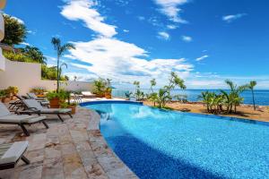 Impressive 8th-floor oceanfront condo with water views, hot tub & pool