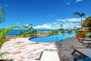 Impressive 8th-floor oceanfront condo with water views, hot tub & pool