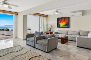 Spacious oceanview suite with heated pool, hot tub & terraces for lounging
