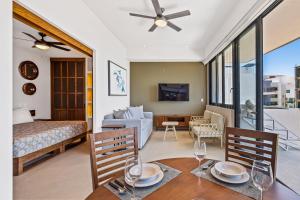 Modern condo with infinity pool, WiFI, plunge spa & ocean-view balcony