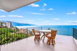 Bright ocean-view 2-story condo near beach with pool, balcony & full kitchen