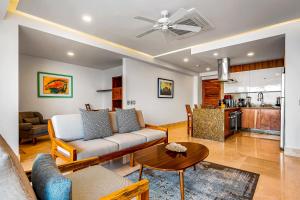 Fantastic oceanfront apartment with balcony, pool & central AC