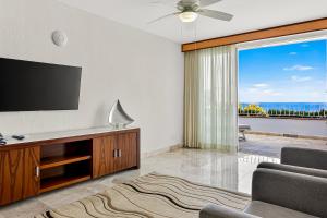 Spacious oceanview suite with heated pool, hot tub & terraces for lounging