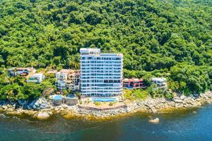 Impressive 8th-floor oceanfront condo with water views, hot tub & pool