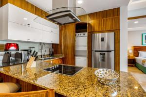 Fantastic oceanfront apartment with balcony, pool & central AC