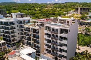 Modern condo with infinity pool, WiFI, plunge spa & ocean-view balcony