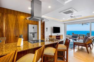 Fantastic oceanfront apartment with balcony, pool & central AC
