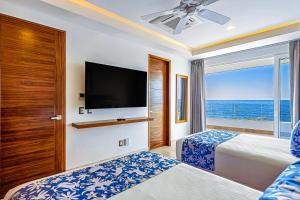 Luxe 2nd-floor condo with endless ocean views, pool, spa & balcony