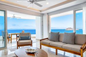 Impressive 8th-floor oceanfront condo with water views, hot tub & pool