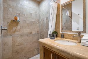 Nitta Condo # 103 Stylish condo near the beach with ocean views, on-site pool