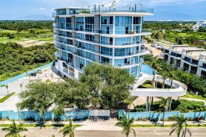 Updated condo with sweeping views, pools, fitness room, balcony, WD, and AC