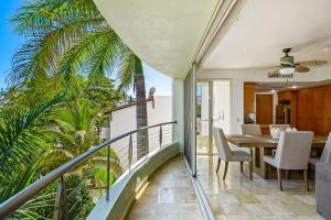 2nd-floor condo with private balcony, on-site pool & billiards