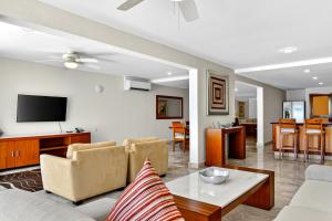 Upscale coastal suite with private terrace, ocean views, pool & hot tub