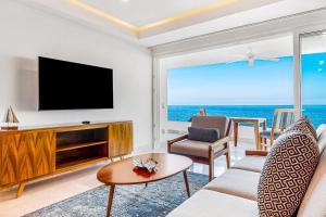 Fantastic oceanfront apartment with balcony, pool & central AC