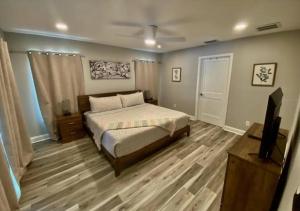 Suncoast Getaway-Heated Pool-10 Min to Beach